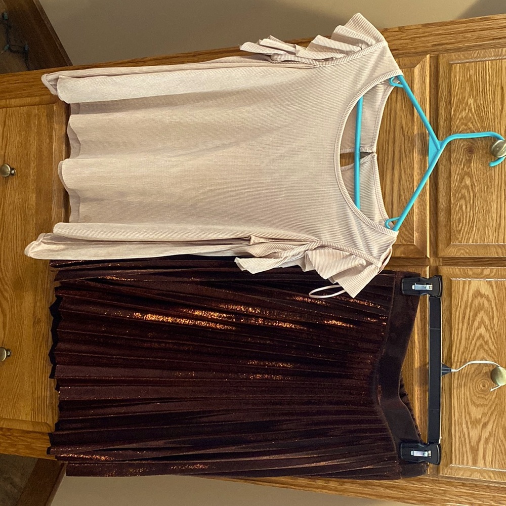 Ladies shoulderless ruffle top with pleated skirt size small